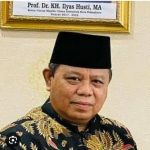 Kapolda Riau Dapat Apresiasi Tinggi dari MUI atas pengungkapan Narkoba dan Upaya Pengamanan di Propinsi Riau PEKANBARU,Haluanberantas.com - Ketua Majelis Ulama Indonesia (MUI) Provinsi Riau, Prof. Dr. H. ILYAS YUSTI M.A, bersama pimpinan MUI dan elemen masyarakat, menyampaikan penghargaan kepada Kapolda Riau, IRJEN POL H. M.IQBAL S.I.K, M.H., atas dedikasinya dalam menciptakan situasi aman dan kondusif. Menurut Prof. Dr. ILYAS YUSTI, upaya TNI-Polri dalam mengamankan Pemilu 2024 di Provinsi Riau sangat maksimal, yang turut menjaga persatuan dan kesatuan di wilayah tersebut. Pengamanan selama bulan suci Ramadhan juga disorot, dengan MUI mengapresiasi kerja keras Kapolda Riau dan jajarannya dalam memastikan umat Islam dapat menjalankan ibadah dengan aman. Selain itu, pengamanan terhadap tempat hiburan malam juga menjadi perhatian, mengingat potensi gangguan kamtibmas. Tidak hanya itu, MUI juga mengucapkan terima kasih atas penindakan kasus narkotika di Provinsi Riau. Kapolda Riau dan tim baru2 ini berhasil mengamankan sejumlah besar barang bukti, termasuk sabu-sabu dan ekstasi dengan jumlah yg fantastis yaitu 107 kg sabu, yang dapat membahayakan generasi muda. Dalam kurun waktu tiga bulan terakhir, telah terungkap sejumlah sindikat narkotika, dengan harapan dapat memutus mata rantai penyalahgunaan narkotika di Riau. MUI menekankan pentingnya dukungan semua pihak untuk membantu Polri dalam menjaga situasi keamanan dan ketertiban masyarakat (kamtibmas) di Provinsi Riau. Dengan kolaborasi yang solid, diharapkan terwujudnya generasi muda yang maju dan sejahtera pada tahun 2045. Akhirnya, Ketua MUI, Prof. Dr. H. ILYAS YUSTI M.A, sekali lagi menyampaikan terima kasih dan apresiasi setinggi-tingginya kepada da Riau atas dedikasinya dalam menjaga keamanan di wilayah tersebut.