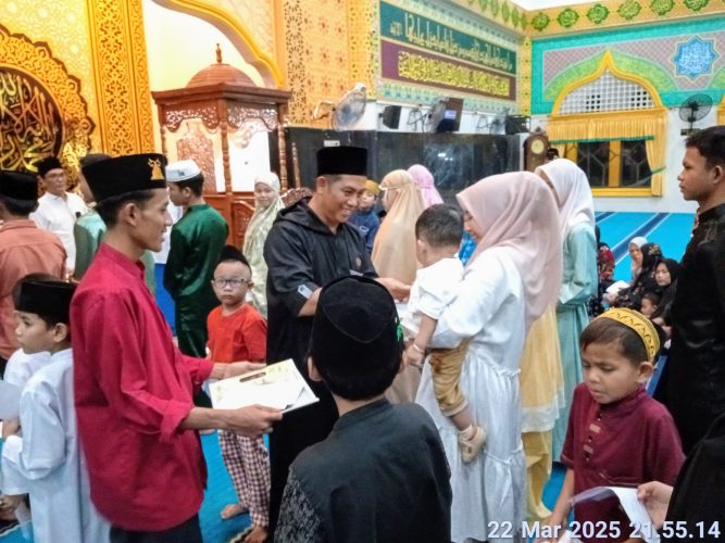 Ket foto; Istimewa Masjid Al-Mubarak Desa Senggoro kepada anak yatim di bulan Ramadhan 1446 Hijriah. (Halauanberantas.com).